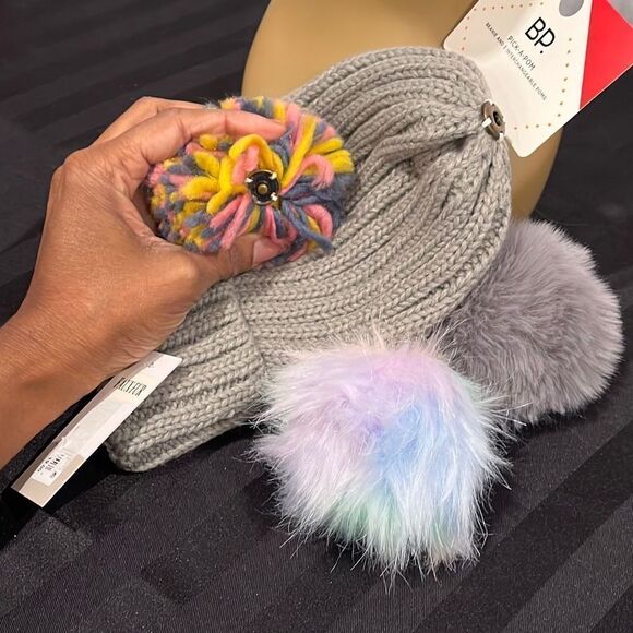Gray PICK-A-Pom Beanie 3 Interchangeable Poms - Picture 7 of 9